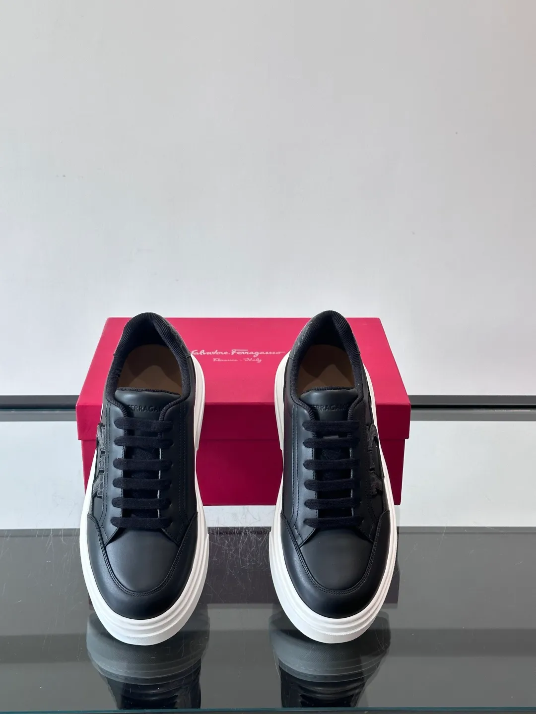 P420 Ferragamo Gancini sneakers Men's Ferragamo Gancini series low-top sneakers, leather + suede stitching, with the iconic Gancini buckle on the side, simple and classy. The thick-soled design is comfortable to wear and can quietly increase your height. It is very versatile for daily casual wear! ◎size: 38-46 (45.46 is custom-made and cannot be returned or exchanged) No. 004